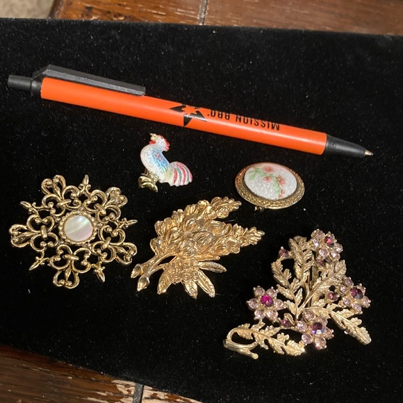 Vintage brooch collection total of five all show minor wear , all wearable - Picture 1 of 9